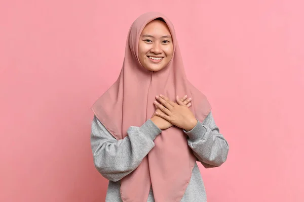 Cerca Agradecida Musulmana Asiática Sintiéndose Conmovida Halagada Sonriendo Mirando Con —  Fotos de Stock