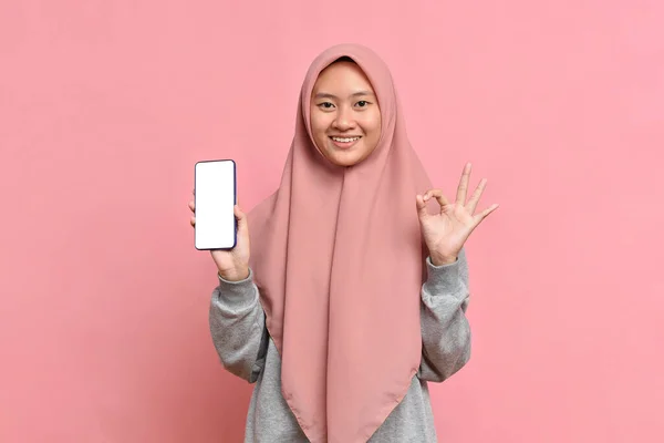 Young Muslim Woman Showing Phone Screen Display Okay Sign Pink — Stock Photo, Image