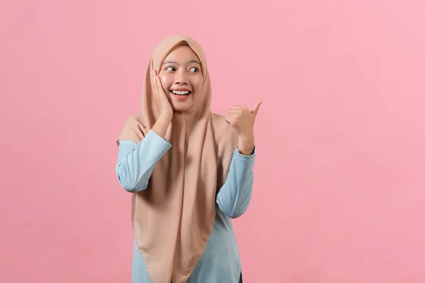 Junge Asiatische Muslimin Lächelnd Zeigt Auf Kopierfläche Zeigt Werbung Trägt — Stockfoto