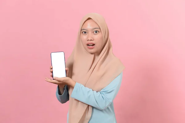 Young Beautiful Asian Muslim Woman Wearing Islamic Hijab Holding Smartphone — Stock Photo, Image