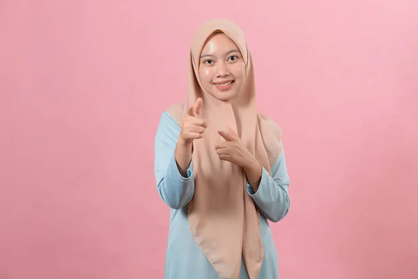 Aziatisch Moslim Vrouw Wijzen Camera Tegen Roze Achtergrond — Stockfoto