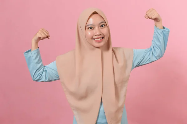 Gambar Studio Dari Wanita Muda Muslim Asia Positif Mengangkat Lengan — Stok Foto