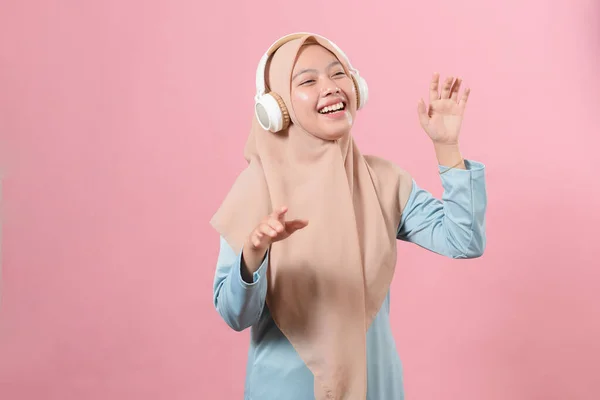 Alegre Ásia Muçulmano Menina Ouvir Música Sem Fio Fones Ouvido — Fotografia de Stock