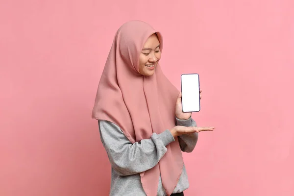 Güzel Asyalı Müslüman Kadın Gülümseyen Portresi Telefonda Beyaz Ekran Gösteriyor — Stok fotoğraf