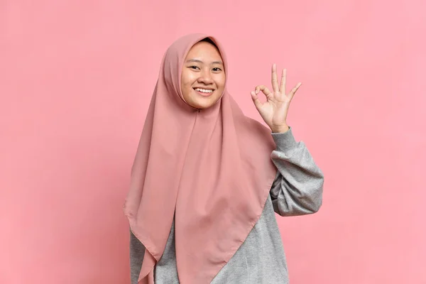 Portret Van Jonge Moslim Vrouw Tonen Teken Tegen Roze Achtergrond — Stockfoto