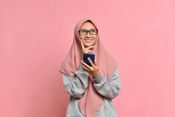 Feliz Joven Musulmana Sosteniendo Teléfono Inteligente Las Manos Mirando Hacia —  Fotos de Stock