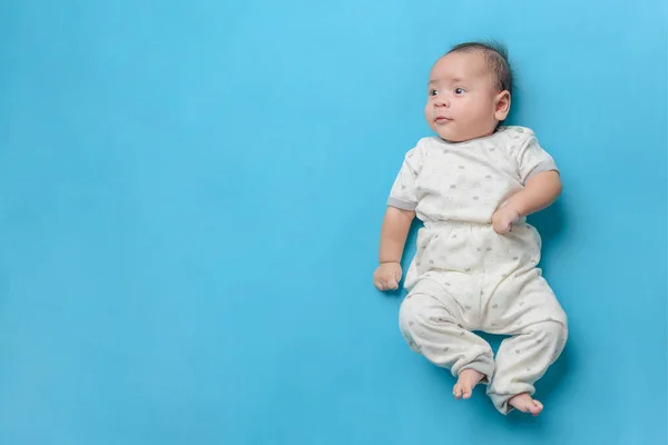 Portret Van Aziatische Baby Jongen Liggend Lichtblauw Met Een Kopieerruimte — Stockfoto