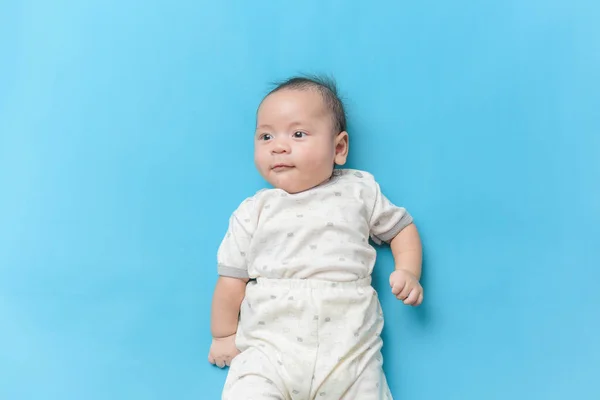 Portrait Bébé Garçon Asiatique Couché Sur Bleu Clair Avec Espace — Photo