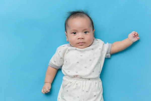 Asyalı Bir Bebeğin Portresi Açık Mavi Üzerinde Bir Fotokopi Aletiyle — Stok fotoğraf