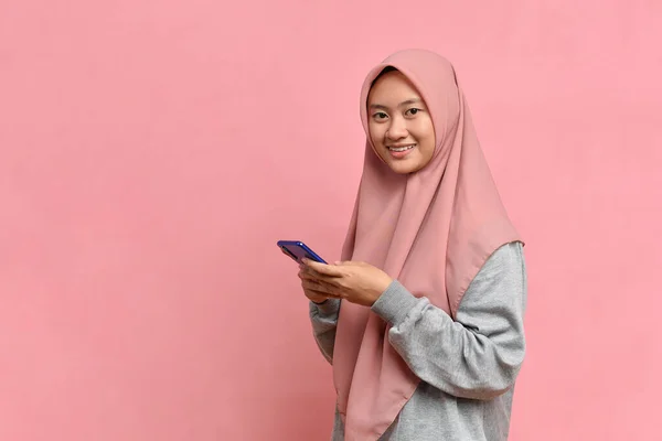 可爱的亚裔穆斯林女孩面带微笑 头戴临时头巾 在网上购物 — 图库照片