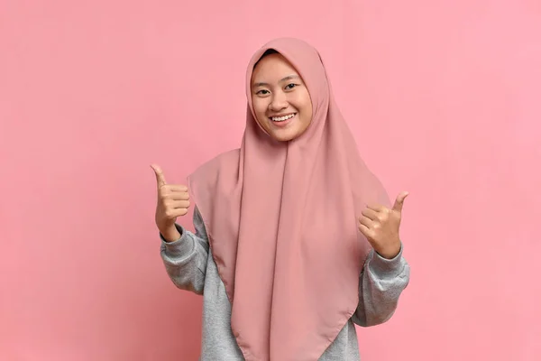 Młoda Muzułmanka Azji Pokazuje Kciuki Różowym Tle Przygotuj Przestrzeń Kopiowania Zdjęcia Stockowe bez tantiem