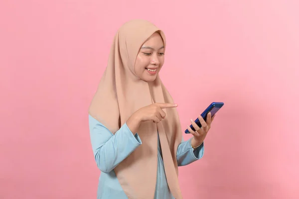 Glad Leende Ung Muslimsk Kvinna Hålla Smart Telefon Händerna Titta — Stockfoto