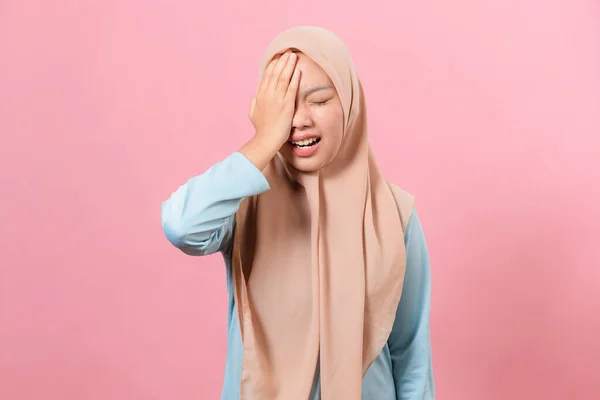 Jeune Belle Femme Musulmane Portant Hijab Isolé Sur Fond Rose — Photo