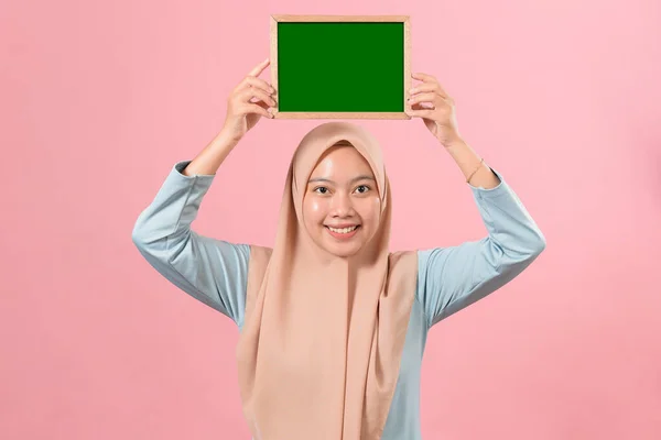 Schöne Junge Muslimische Frau Die Etwas Auf Einer Tafel Auf — Stockfoto