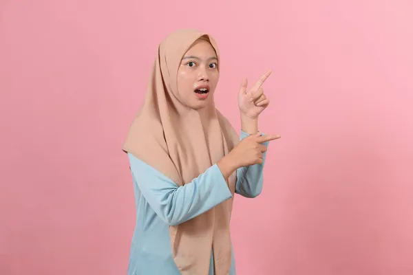 Veselý Muslim Žena Ukazuje Kopírovat Prostor Růžovém Pozadí — Stock fotografie