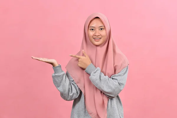 Mladá Muslimka Žena Pózuje Růžové Pozadí Izolované Vzrušený Držení Kopie — Stock fotografie