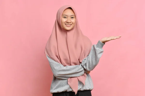 Beautiful Young Asian Muslim Woman Presenting Something Hand Pink Background — Stock Photo, Image