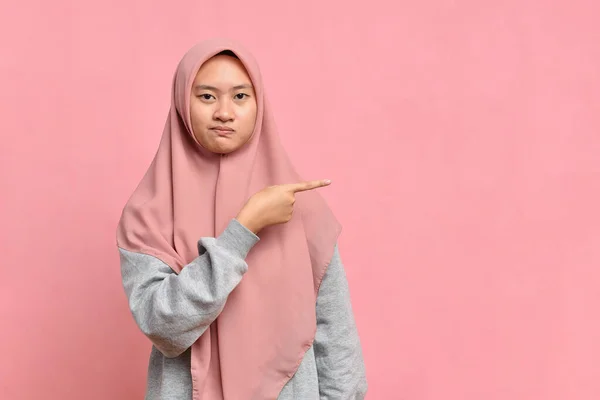 Nespokojeni Asijské Muslimské Ženy Ukazující Kopii Prostor Izolovaný Růžovém Pozadí — Stock fotografie