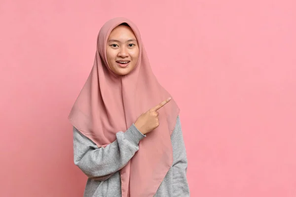 Potret Seorang Wanita Muslim Asia Yang Ceria Mengenakan Jilbab Menunjukkan — Stok Foto