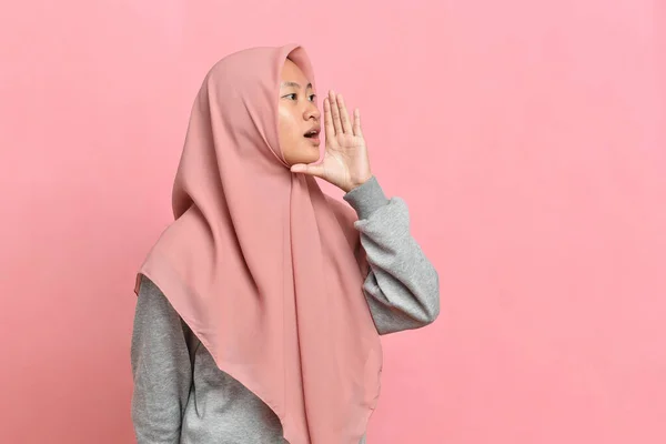 Азиатская Мусульманка Открытыми Ртами Поднимает Руку Крича Объявление Изолированы Розовом — стоковое фото