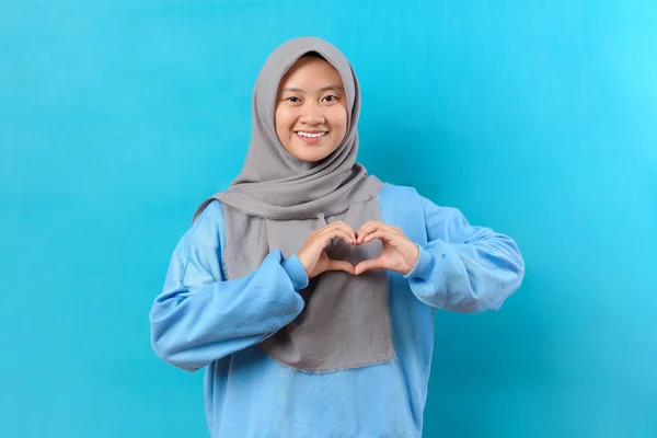 Beautiful Asian Muslim Female Makes Heart Shape Gesture Expresses Love — 图库照片