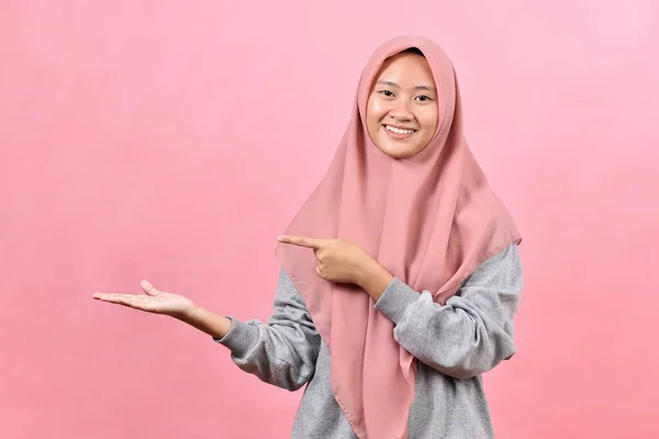 Fiatal Muszlim Pózol Rózsaszín Háttér Elszigetelt Izgatott Gazdaság Egy Másolási — Stock Fotó