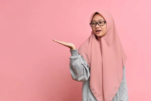 Wanita Muslim Muda Mengenakan Pakaian Santai Dan Kacamata Tersenyum Ceria — Stok Foto