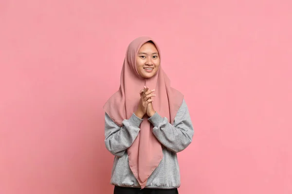 Ευτυχισμένη Νεαρή Ασιάτισσα Μουσουλμάνα Που Χαμογελάει Ροζ Φόντο — Φωτογραφία Αρχείου