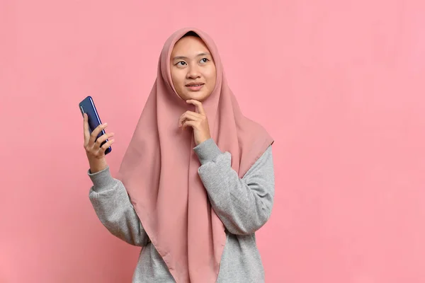 Gadis Asia Muda Memegang Smartphone Tangan Dan Berpaling Terisolasi Latar — Stok Foto