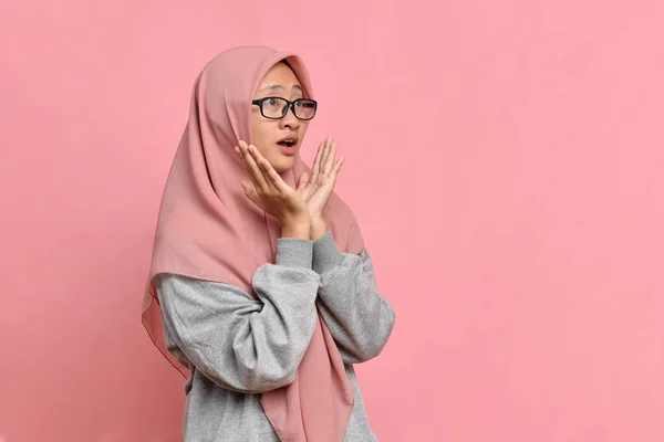 Mycket Förvånad Ung Asiatisk Muslimsk Kvinna Chockerande Titta Produkt Försäljning — Stockfoto