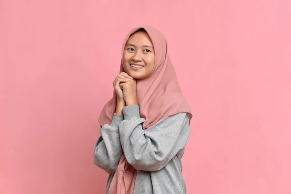 Freudig Zufriedene Asiatin Mit Hijab Lächelt Sanft Hält Den Blick — Stockfoto