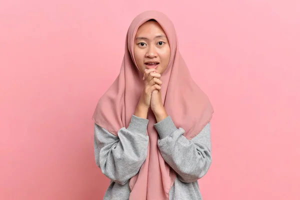 穆斯林妇女 头戴头巾 有希望的姿势 粉红背景 — 图库照片