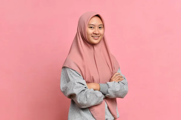 Ευτυχισμένη Νεαρή Ασιάτισσα Μουσουλμάνα Που Χαμογελάει Ροζ Φόντο — Φωτογραφία Αρχείου