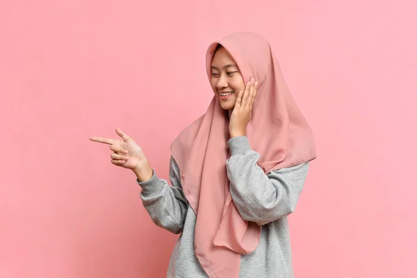 Portrait Smiling Musllim Woman Looking Pointing Copy Space Pink Background — Stok Foto