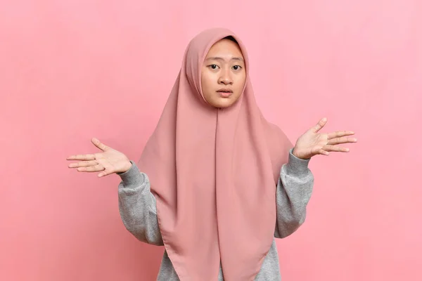 Wanita Muslim Muda Mengenakan Sweater Tanpa Petunjuk Dan Bingung Ekspresi — Stok Foto