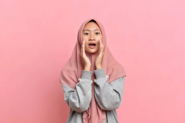 若いですムスリム女性とともにグレーセーター上の隔離されたピンクの背景叫びとともに口オープン — ストック写真