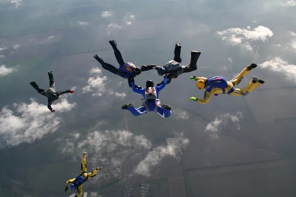 Teambuilding. Fallschirmspringer in der Luft — Stockfoto