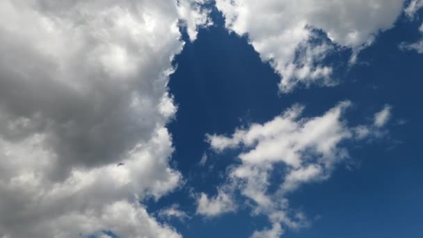 Μπλε Ουρανό Σύννεφο Φόντο Λευκά Σύννεφα Σωρός Επιπλέουν Μπλε Ουρανό — Αρχείο Βίντεο