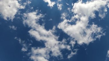 Mavi Gök Bulutu. Arkaplan kavramı için mavi gökyüzünde süzülen beyaz bulutlar