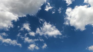 Mavi Gök Bulutu. Arkaplan kavramı için mavi gökyüzünde süzülen beyaz bulutlar