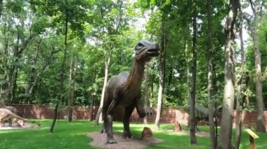 DINO PARK, KHARKOV - 8 Ağustos 2021: Parktaki güzel dinozor heykeli manzarası. Parasaurolophus Dinozor 'un büyük heykeli. Parasaurolophus yeşilliğin arka planında kapanıyor