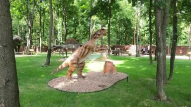 DINO PARK, KHARKOV - 8 Ağustos 2021: Orman parkındaki dinozor heykeli. Wuerlosaurus - Erken Jurassic / 155-150 milyon yıl önce