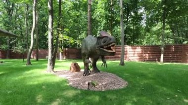 DINO PARK, KHARKOV - 8 AĞUSTOS 2021: Parktaki krilophosaurus Dinozor heykeli görüntüsü. Tarih öncesi hayvanlar milyonlarca yıl önce dünyada yaşamış..