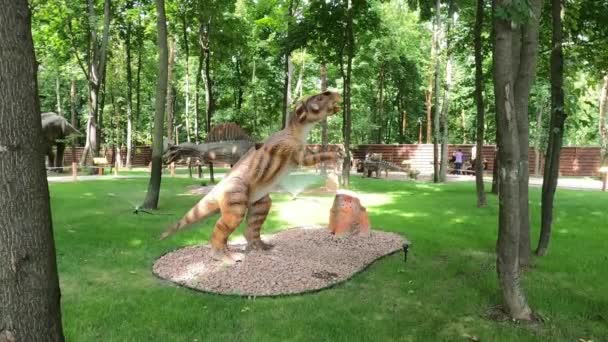 Dino Park Kharkov 2021年8月8日 背景に自然公園内の恐竜の像 ウエルロサウルス ジュラ紀古世 155 1億5000万年前 — ストック動画