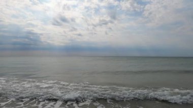 Yazın güneşli bir günde yüksek kil sahilden Azov Denizi manzarası.