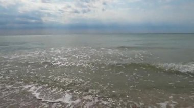 Yazın güneşli bir günde yüksek kil sahilden Azov Denizi manzarası.