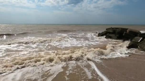 Vahşi Bir Sahilde Kaya Parçaları Gökyüzü Berraktı Denizin Suları Kayalara — Stok video