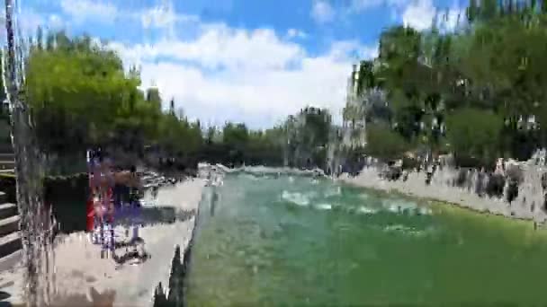 Künstlicher Wasserfall Stadtbrunnen Wassergüsse Aus Nächster Nähe — Stockvideo