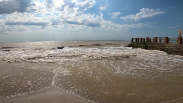 大きな海の波が桟橋に打ち寄せる 桟橋は嵐の晴れた日に海岸沖の波をカットします 魚眼ビデオ — ストック動画