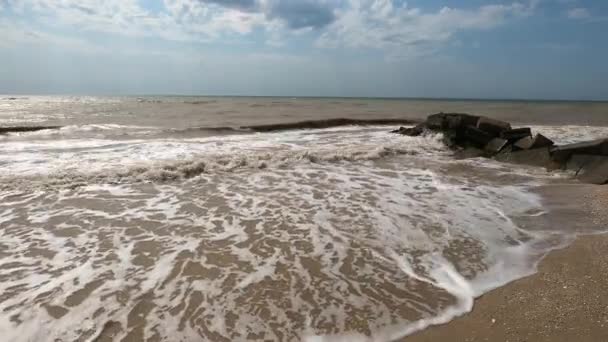 天气晴朗时海浪汹涌 海上阳光灿烂的日子 背景蓝色海浪 湿透了石头和波浪用于设计的海石和海货的背景 — 图库视频影像